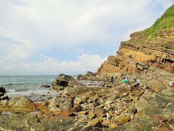 Nếu tới Cô Tô, chắc hẳn bạn sẽ được nhiều người dân nơi này gợi ý điểm đến hấp dẫn là Bãi đá Cầu Mỵ. Nhưng ít ai biết, bãi đá này chính là phía bên kia của dãy núi ngăn cách với Bãi Tình yêu. Bãi đá Cầu Mỵ với hệ thống đá trầm tích được bào mòn qua hàng vạn năm bởi nước biển tạo ra một kì quan thực sự và duy nhất trong các đảo của Việt Nam.