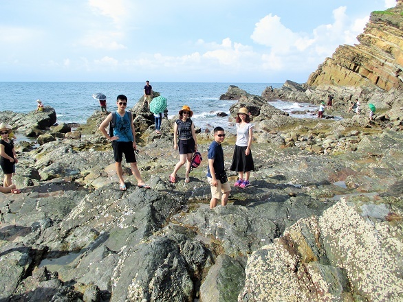 Bãi đá với đa dạng các loại đá, từ đá là một địa điểm tuyệt vời để các bạn trẻ tranh thủ lưu lại những khoảnh khắc đáng nhớ của chuyến đi du lịch Cô Tô nhiều trải nghiệm. 