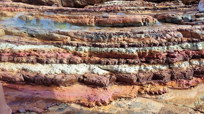 Với nhiều tầng màu sắc khác nhau, đá ở đây quyện vào nhau cùng những mảng màu của thời gian. 