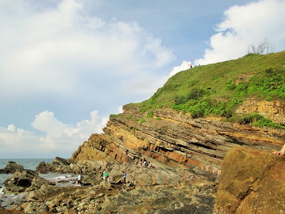 Đá xếp tầng, nhiều màu và đa dạng về hình thù khiến cả khu vực như một bức tranh sống động về quá trình kiến tạo của thiên nhiên.