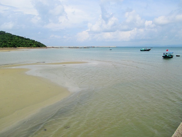 Cô Tô Con cũng là một đảo nhỏ và rất đẹp mà bạn không nên bỏ lỡ. Trải nghiệm đi trên tàu máy ra ngoài Cô Tô Con thật sự rất khó quên. 