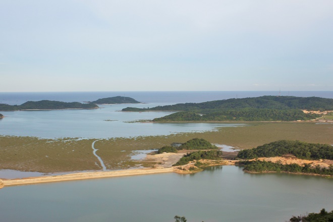Từ Trạm Hải đăng nhìn xuống, Cô Tô nằm trọn trong tầm mắt với nhiều đảo lớn nhỏ không khác gì những địa danh nổi tiếng khác trên thế giới. Quả thực, vẫn còn rất nhiều địa điểm bí ẩn khác đang chờ bạn khám phá khi đến với vùng đất thiên đường mang tên Cô Tô.