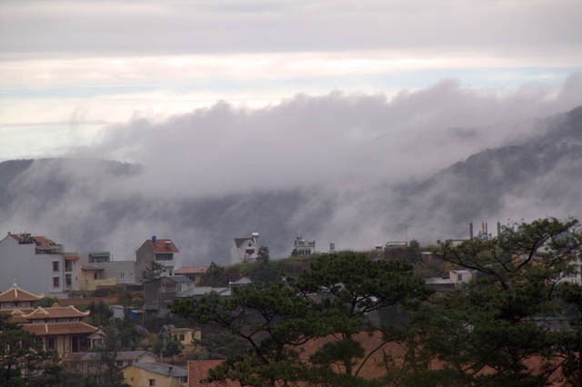 Mây giăng trong thành phố...