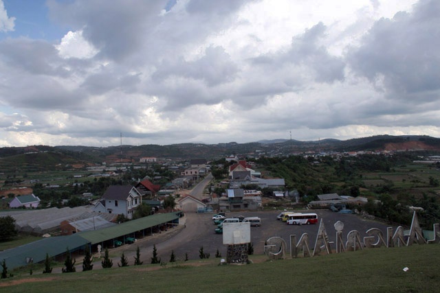 Nếu bạn muốn ngắm một Đà Lạt mờ ảo trong sương mù, thì phải đi sớm, khoảng từ 4 giờ sáng. Nếu đêm trước mưa khuya, thì càng hứa hẹn cho mây mù và sương dày đặc. Bạn phải chọn di chuyển đến những địa điểm có vị trí trên cao và thoáng như đỉnh Langbiang, đỉnh Hòn Bồ… Hoặc một nơi nào đó nhìn xuống thung lũng như khu vực đường vào Trại Mát, hay trên những cung đường mới mở bao quanh khu vực hồ Tuyền Lâm, lối vào khu du lịch đường hầm đất sét…