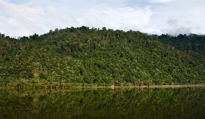 Nguồn nước cung cấp cho Hồ Noong là những khe nước ngầm trong hang đá từ hai dãy núi của cánh rừng nguyên sinh nơi Hồ Noong uốn mình tựa vào vách núi, ngoài ra còn có ba hang nước ngầm nối với dòng sông Lô. Chính vì vậy mỗi khi nước dâng vào mùa mưa có những đàn cá ngược dòng sông Lô bơi theo dòng nước tràn lên vào trú ngự với Hồ Noong.