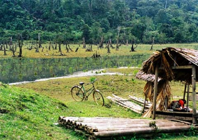 Hồ Noong có hai mùa, tạo cho du khách có hai cảm giác khác biệt. Vào mùa mưa, nước hồ lên cao, du khách có thể lang thang cùng dân bản trên thuyền độc mộc hay bè mảng lênh đênh khắp lòng hồ. Vào mùa khô, khi nước cạn, dân bản địa quây vuông thả vịt, ngan, mặt hồ nước trong vắt, lung linh bóng những gốc cây già trụi lá, những chòi nổi lẻ loi hay một bóng ghe nhỏ nằm gác mái.