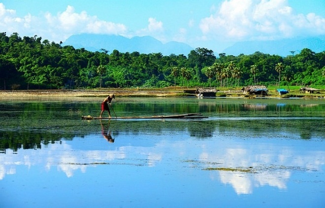 Để tham quan cảnh đẹp trên hồ chúng ta có thể đi bằng thuyền gỗ mộc.