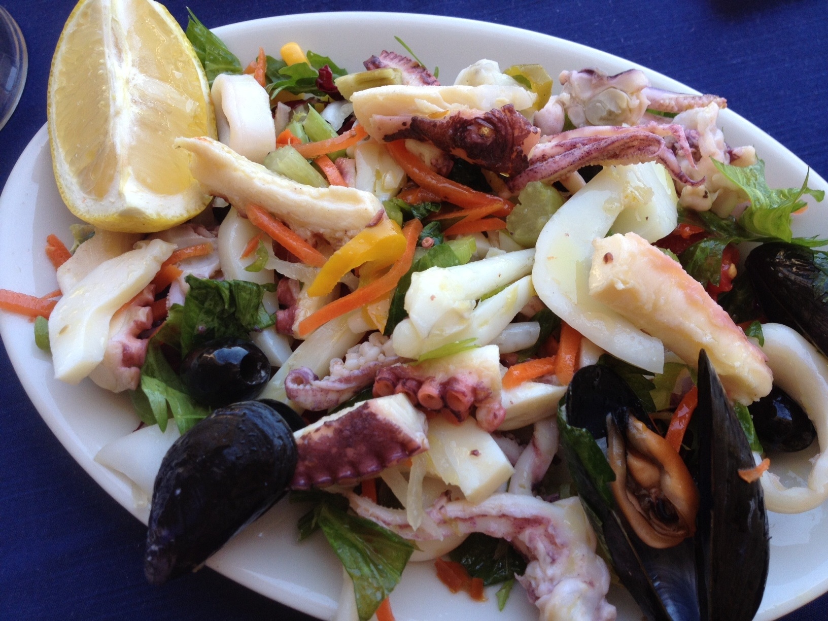 Thịt và hải sản không dùng chung vơi nhau. Ảnh: Killingtimebetweenmeals.com.