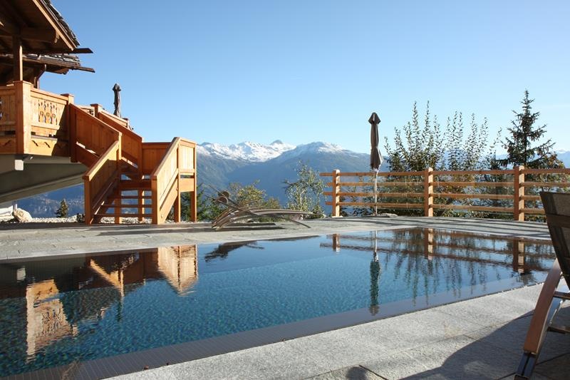 4. Hồ bơi Spa tại LeCrans: Hồ bơi này nằm ở Crans Montana, Thụy Sĩ, ở đây bạn sẽ tận hưởng những cảnh quan tuyệt đẹp của các đỉnh núi xung quanh.