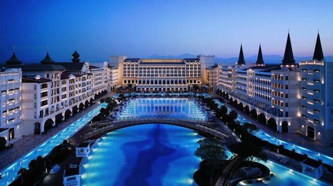 5. Bể bơi ở Mardan Palace Antalya Hotel: Đây là hồ bơi lớn nhất trên thế giới nằm ở Antalya, Thổ Nhĩ Kỳ, đến đây bạn sẽ tận hưởng sự xa hoa chưa từng có.