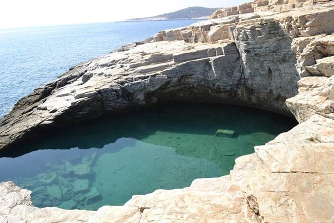 7. Giola Lagoon: Nếu bạn muốn tận hưởng kỳ quan thiên nhiên, thì đây là một bể bơi tuyệt vời được tìm thấy trong quần đảo Hy Lạp.