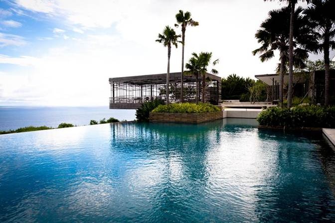 8. Bể bơi ở Alila Uluwatu Resort: Thưởng thức các đại dương đang bao bọc quanh mình đó là vẻ đẹp tự nhiên của bể bơi nằm ở Bali, Indonesia.