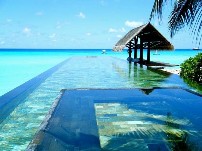 9. Bể bơi One and Only Resort ở Maldives: Bơi trong hồ bơi vô cực này mà nhô ra biển sẽ mang lại sự thư thái tuyệt đối.
