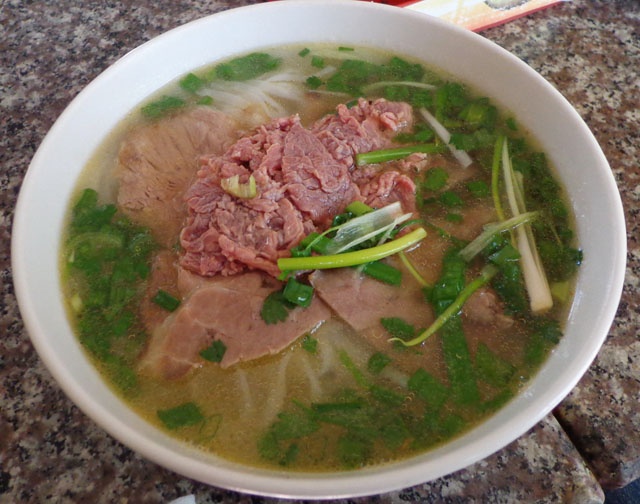 Phở: Có lẽ không đâu phở ngon như ở Hà Nội. Tô phở thanh cảnh, nước dùng trong mà đậm đà, bên trên điểm những miếng thịt bò nạm thái mỏng, ăn kèm với quẩy. Hà Nội có nhiều quán phở nổi tiếng như phở Sướng, phở Vui, phở Thìn, phở Bát Đàn… Nếu ngại xếp hàng chờ lâu thì có thể chọn những quán bình dân như phở bò Nguyễn Trãi, phở gà Nam Ngư… Ngoài ra, nhiều người thích ăn phở ở những quán vỉa hè hoặc trong hẻm như ở Hàng Trống, Phương Liệt, ngõ Thanh Miến…, giá chỉ 20.000 - 25.000đ/tô mà vẫn rất ngon.