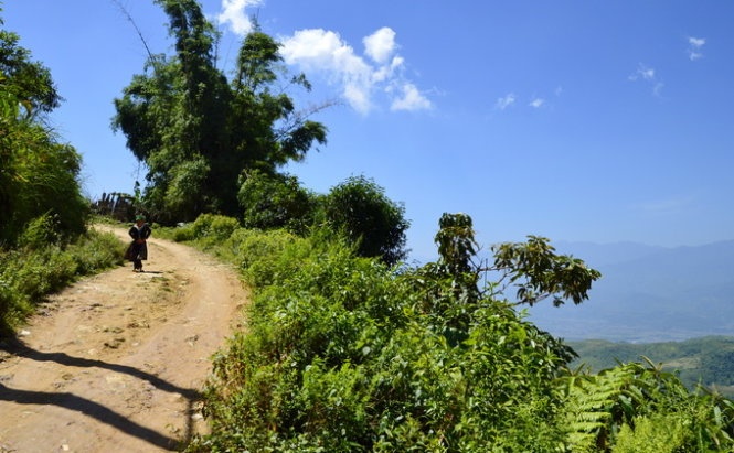 Đường vào các bản ở Suối Giàng đèo dốc và hầu hết là đường đất. Ảnh: Hải Dương.