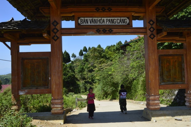 Cổng vào bản văn hóa Pang Cáng. Ảnh: Hải Dương.