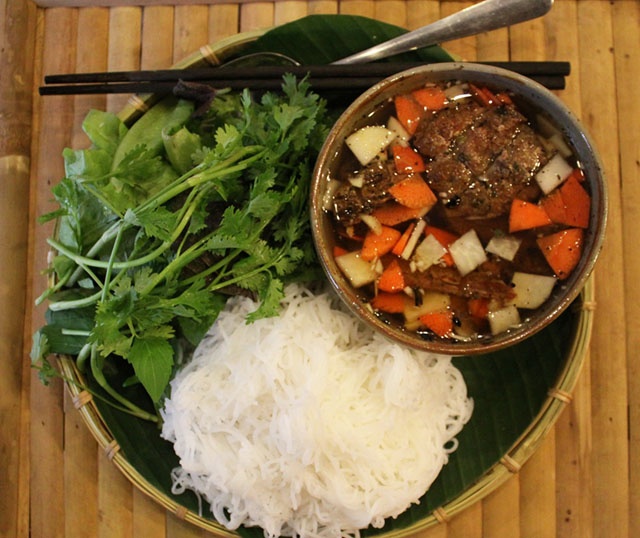 Bún chả: Bún chả (bún thịt nướng) là món ăn đặc trưng mà thực khách không thể bỏ qua khi đến Hà Nội. Chả gồm 2 loại chả: chả viên là thịt nạc vai băm nhuyễn, chả miếng là ba chỉ xắt mỏng, được tẩm ướp khéo rồi nướng trên vỉ than. Ăn kèm với bún chả là nước mắm chua ngọt, có thêm su hào, đu đủ xanh, cà rốt trộn giấm và rau sống (kinh giới, tía tô, xà lách, ngò, húng…). Ngoài thịt nướng, khách có thể gọi thêm nem rán cua bể nóng hổi, giòn rụm.  Cũng như phở, ở Hà Nội có rất nhiều hàng bún chả ngon, được biết đến nhiều nhất là quán bún chả số 1 Trần Xuân Soạn, quán Sinh Từ (số 8 Tạ Quang Bửu), bún chả Đắc Kim hàng Mành, giá từ 30.000 - 60.000đ/suất.