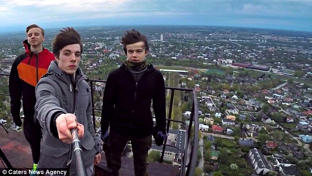 Bộ ba dũng cảm mất một giờ mới leo lên đỉnh của tòa nhà rồi thực hiện những pha chụp ảnh hết sức nguy hiểm để có thể lấy gần như toàn cảnh thành phố Tartu-thành phố lớn thứ hai của Estonia.