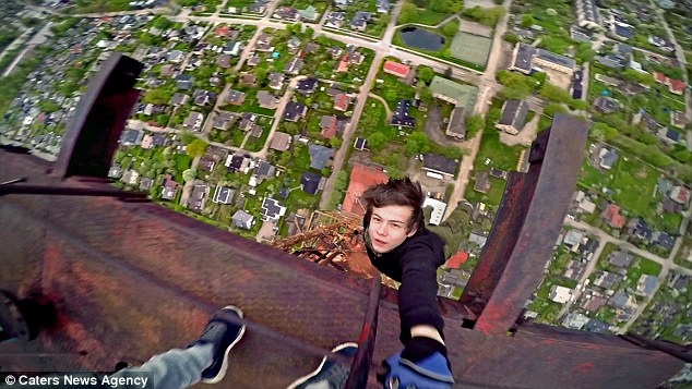 Mặc dù biết rất rõ rằng chỉ cần một sơ sẩy nhỏ đồng nghĩa với cái chết, song ba chàng trai quyết tâm ghi lại những hình ảnh đẹp về thành phố quê hương theo cách riêng của mình.