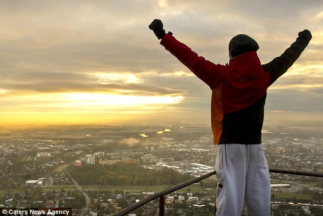 Ervin, người quay phim và chụp ảnh cho biết: “Chúng tôi muốn leo lên tòa nhà bởi đối với chúng tôi đây là một thử thách lớn và là một trải nghiệm rất thú vị. Cảnh quang chụp từ trên cao xuống quá đẹp, ngoài sức tưởng tượng. Lên được đỉnh tòa nhà quả thật là trải nghiệm thú vị. Chúng tôi mất một giờ mới lên được tòa tháp, khi leo lên chúng tôi có nghỉ giữa quảng để ngắm phong cảnh. Mặc dù đây không phải là lần đầu tiên chúng tôi leo lên đỉnh tòa nhà này, song lần này chúng tôi muốn ghi lại tất cả hình ảnh về sự trải nghiệm vô cùng thú vị”.