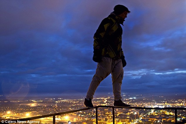 Ba thanh niên cho biết mặc dù nhiều người vẫn nghĩ chụp hình không có thiết bị bảo hộ là nguy hiểm song họ thực sự cảm thấy rất an toàn. “Tôi chẳng thấy có gì nguy hiểm, thậm chí ngay khi tôi đứng trên đỉnh tòa nhà. Bạn phải thực sự hiểu và tin vào bản thân, bạn sẽ không thấy nguy hiểm”, Ervin nói.