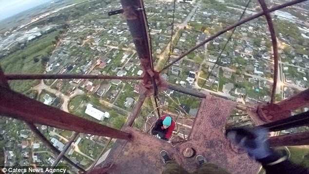 Ervin đến đây nhiều lần từ khi cậu 14 tuổi, và xem đây là một thử thách tuyệt vời đối: “Khi tôi leo lên tòa nhà tôi cảm thấy tự do tự tại với bản thân. Tất nhiên tôi cũng có chút sợ hãi nhưng thực sự rất thú vị”.