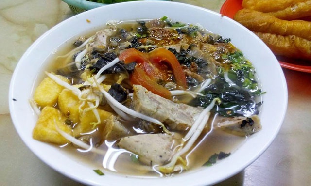 Bún ốc: Bún ốc cũng là món ăn đặc trưng Hà Nội bởi sự tinh tế trong hương vị. Một tô bún ốc nóng hổi, với những con ốc béo ngậy, giòn sừn sựt, những miếng đậu phụ chiên bùi, thêm vị cay của ớt, vị chua thanh của cà chua, dấm bỗng, ăn kèm với tía tô, kinh giới, thân chuối bào… luôn là món quà vặt không thể chối từ khi ghé thăm Hà Nội.  Muốn ăn thử, bạn có thể đến quán bún ốc gia truyền Bà Lương (ngõ 191 Khương Thượng, Q.Đống Đa), bún ốc nguội Ô Quan Chưởng (Q.Hoàn Kiếm) hay bún ốc tóp mỡ (ngõ 433 phố Bạch Mai, Q.Hai Bà Trưng)…