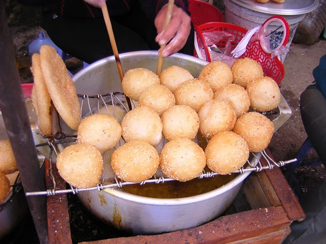 Bánh cam: Bánh cam làm bằng bột nếp, nhân đậu xanh, bên ngoài bọc vừng rang, vàng ươm khi rán ngập trong dầu. Đưa cái bánh lên miệng, cắn một miếng giòn tan trong miệng, cảm nhận đủ vị béo, vị ngọt, vị bùi và thơm lựng.  Bánh cam Hà Nội để lâu vẫn giòn chứ không cứng, ăn nhiều mà không ngán. Ở Hà Nội hiện có quán bánh rán, bánh gối Lý Quốc Sư luôn đông khách, hay bánh cam ở 242 đường Lạc Long Quân cũng rất ngon và rẻ.