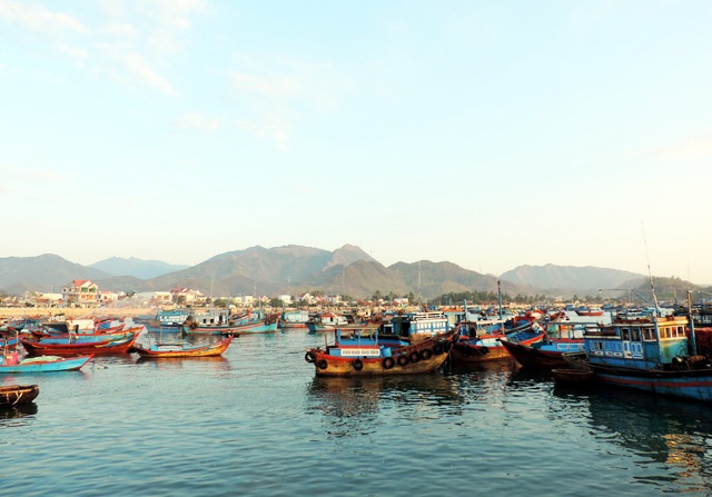 Cách trung tâm thành phố Nha Trang khoảng 15km, cảng cá Vĩnh Lương (xã Vĩnh Lương), là một trong những cảng cá lớn, cảng đầu mối của Nam Trung Bộ. Đây cũng là điểm đến quen thuộc của giới nhiếp ảnh hay du khách thích khám phá khi đến Nha Trang.