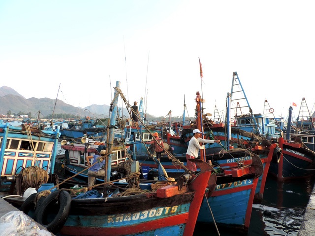Ngam canh thuyen ghe tap nap o cang ca Nha Trang hinh anh