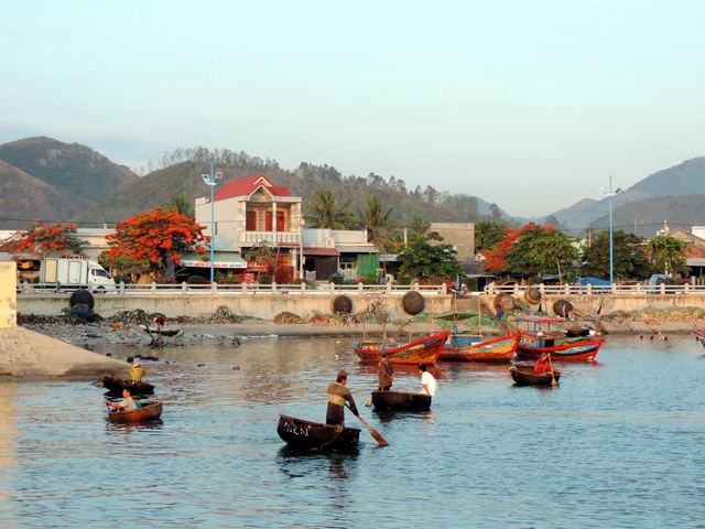 Buổi sáng sớm cá về, trên bến tấp nập ghe thuyền, người mua bán nhộn nhịp. Và buổi chiều khoảng 2 giờ cá về thêm đợt nữa, cảnh mua bán tấp nập lại diễn ra. Tuy vậy nhưng chỉ tầm 4-5 giờ chiều, mọi thứ mua bán xong xuôi, trả lại sự bình yên của cảng cũng như vùng biển Vĩnh Lương.