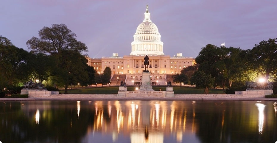 Du khách tới đây có thể tham quan chiêm ngưỡng những địa danh nổi tiếng như quảng trường Độc lập, nhà Quốc hội, nhà Trắng… Ảnh: Hotelhelix.com.