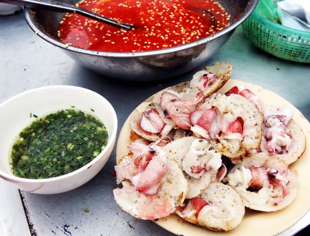 Đến cảng cá Vĩnh Lương vào sáng sớm hay xế chiều bạn đều có thể chụp những hình ảnh nhộn nhịp của cảng cá. Trên bến là cảnh mua bán, những chiếc xe tải nhỏ đến chở cá đưa đi các nơi, thợ thuyền chà rửa dụng cụ, dọn dẹp vệ sinh thuyền, chuẩn bị chuyến ra khơi tiếp theo.