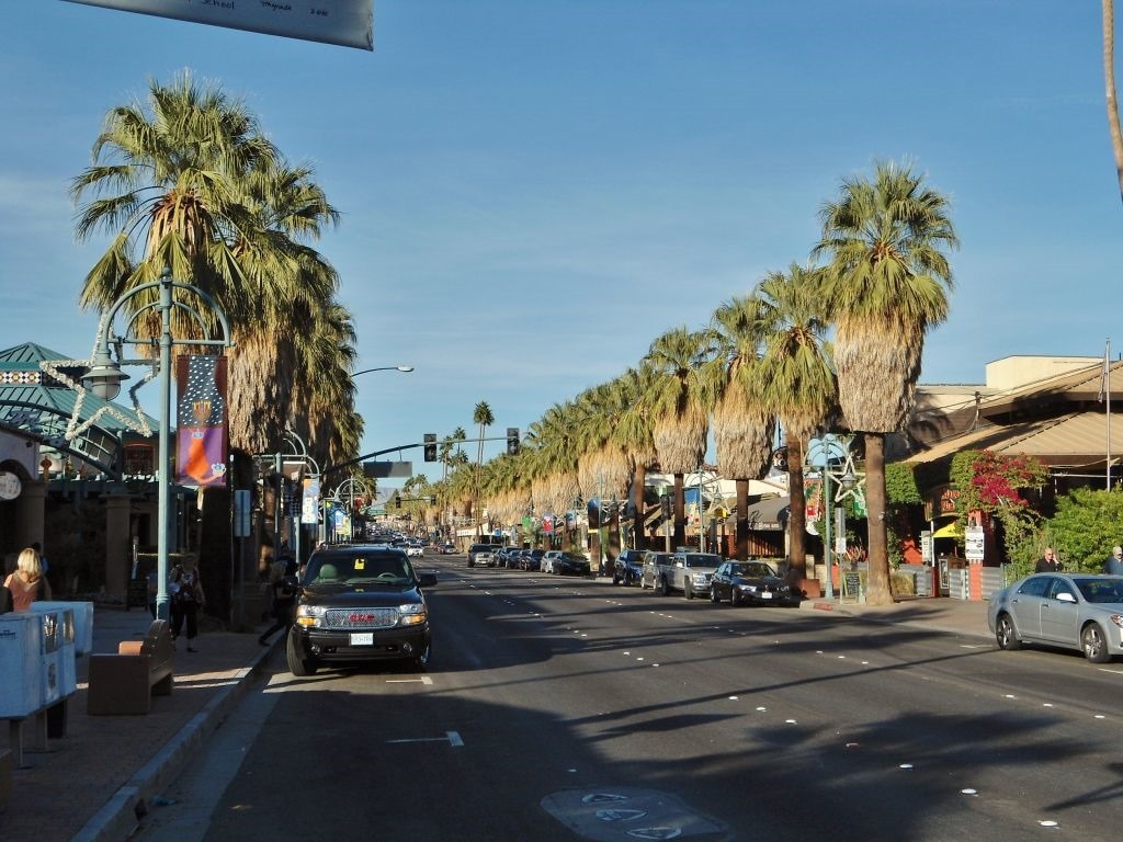 Palm Springs: Palm Springs là một thành phố sa mạc ở quận Riverside County, California. Tuy gắn liền với sa mạc, nhưng thành phố lại là một khu nghỉ mát nổi tiếng của giới thượng lưu Mỹ, bởi phong cảnh đẹp như trong tranh. Ảnh: Loveyourrv.com.