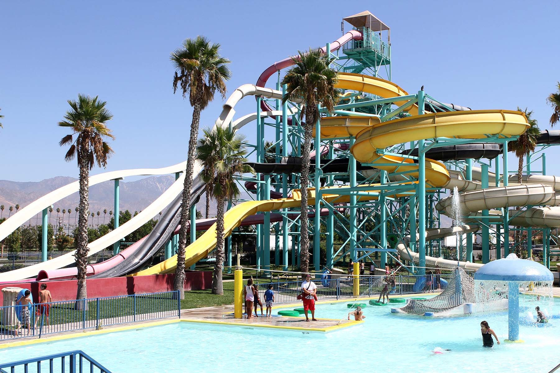 Đi xe đạp, golf, leo núi, cưỡi ngựa, bơi lội, quần vợt, giải trí trong khu vực sa mạc và núi là những hình thức giải trí chủ yếu của thành phố. Không những vậy nơi đây còn có nhiều trung tâm mua sắm, nhà hàng, khách sạn, resort, club đêm thu hút hoạt động. Ảnh: Ksgnsplashbash.com.