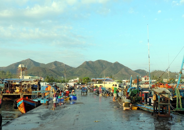 Từ trung tâm Nha Trang, có hai đường đi đến cảng cá Vĩnh Lương. Đi thẳng theo đường Phạm Văn Đồng sẽ đến cảng cá. Nếu đi đường trong ngắn hơn khoảng 3km, theo đường 2/4, rẽ Quốc lộ 1A đến Vĩnh Lương, rẽ vào những con đường nhỏ dẫn ra biển là thấy cảng cá.