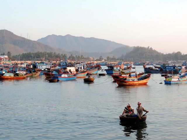 Cảng cá Vĩnh Lương là nơi tập trung nhiều tàu thuyền ra vào, không chỉ riêng tàu của Khánh Hòa mà còn một số tàu cá các tỉnh Phú Yên, Bình Định. Ước tính mỗi ngày có hàng trăm lượt tàu thuyền đến đi, do vậy lượng hải sản mua bán qua cảng khá nhiều so với các cảng cá khác trên địa bàn tỉnh Khánh Hòa như Hòn Rớ, Vĩnh Trường…