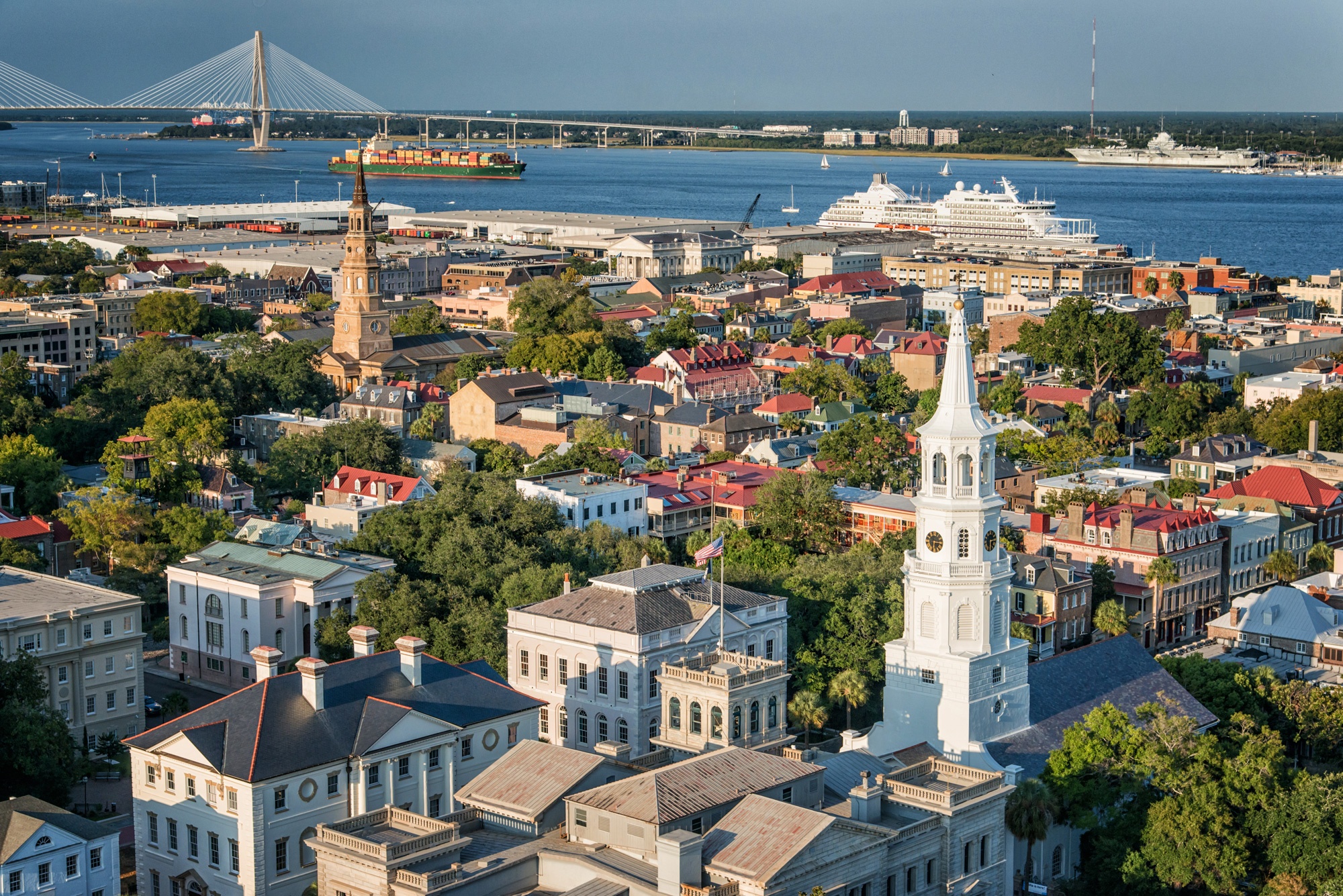 Charleston: Charleston là thành phố lớn thứ 2 thuộc tiểu bang Nam Carolina. Thành phố xinh đẹp và yên bình này được nhiều du khách bình chọn là điểm đến thân thiện nhất nước. Thành phố còn nổi tiếng với những khách sạn tuyệt đẹp và ẩm thực đa dạng, nên không có gì ngạc nhiên khi Charleston đứng thứ 2 trong danh sách những thành phố du lịch được yêu thích nhất thế giới năm 2014. Ảnh: Andrewpinckneyinn.com.