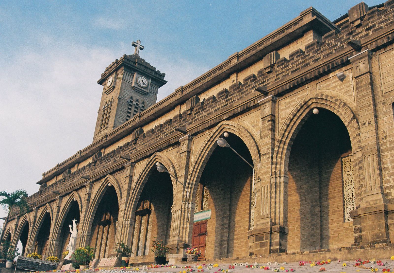 Công trình văn hóa lịch sử của thành phố Nha Trang này được xây dựng hoàn toàn bằng đá, nên người dân địa phương cũng thường hay gọi là Nhà Thờ Đá. Ảnh: Bookin.vn.