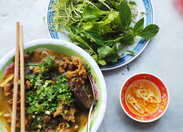 Vị của món bún là vị tổng hợp cay cay trộn lẫn một chút vị ngọt xương và mùi thơm của da bê thui.