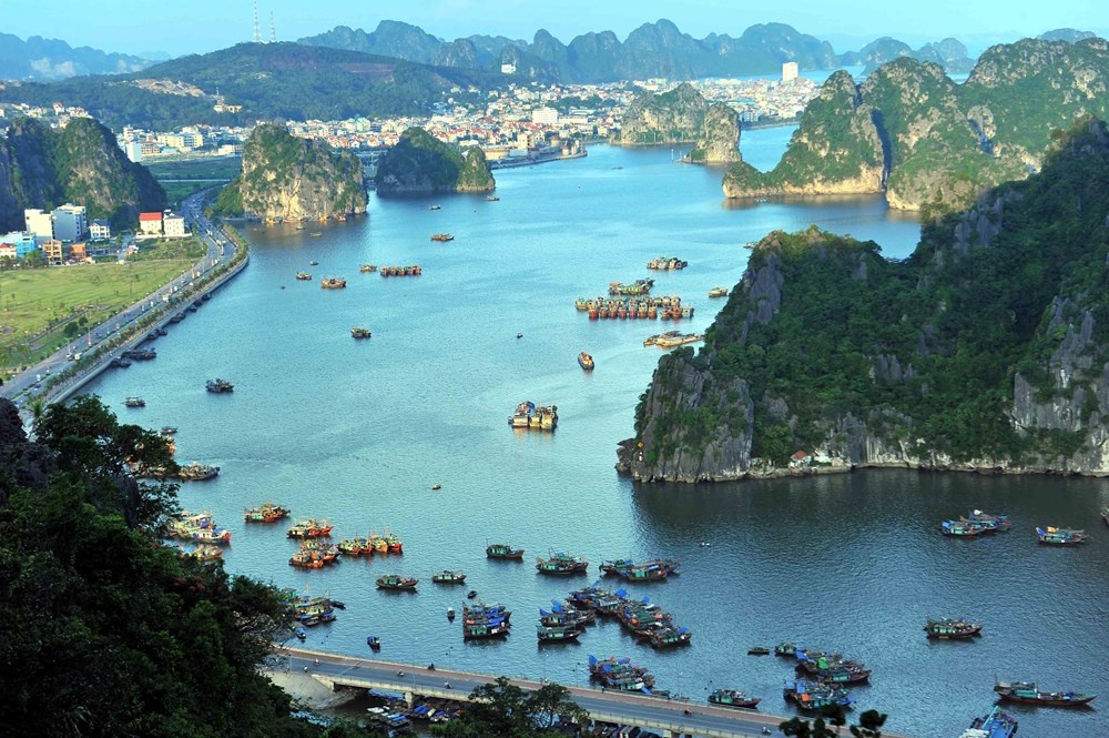 Vịnh Hạ Long nằm ở phía Tây vịnh Bắc Bộ, bao gồm vùng biển đảo thuộc các thành phố Hạ Long, Cẩm Phả và một phần huyện đảo Vân Đồn của tỉnh Quảng Ninh. Ảnh: Minh Đức.