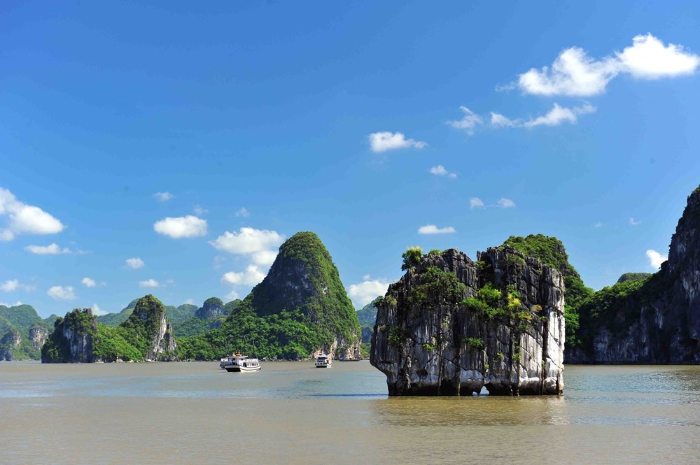 Nằm ở phía Tây Nam của Vịnh Hạ Long, hòn Đỉnh Hương trông giống như một lư hương khổng lồ. Đây cũng là hình ảnh xuất hiện trên tờ tiền mệnh giá 200.000 đồng.