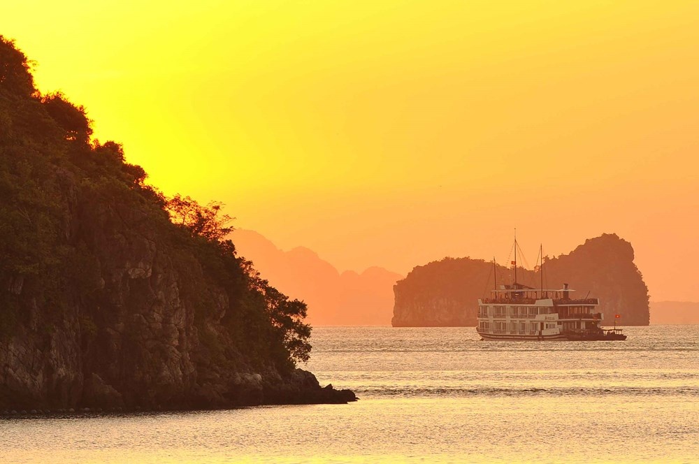 Hoàng hôn trên Vịnh Hạ Long.