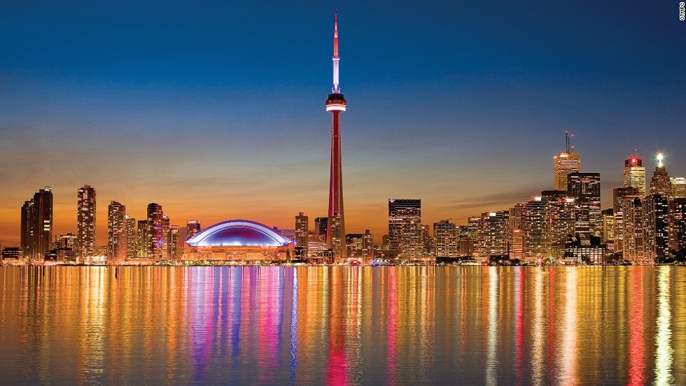 Bờ sông Toronto: Địa điểm tuyệt vời nhất để chiêm ngưỡng từ tòa tháp CN Tower cao 533 mét của Canada, sân vận động thể thao Rogers Center hay những tháp tài chính xung quanh, bạn cần tới hồ Ontario (trong ảnh). Tại đây còn cung cấp những tour du lịch cho du khách muốn tham quan đường chân trời của thành phố, bến du thuyền và những đảo nhỏ ở xung quanh.