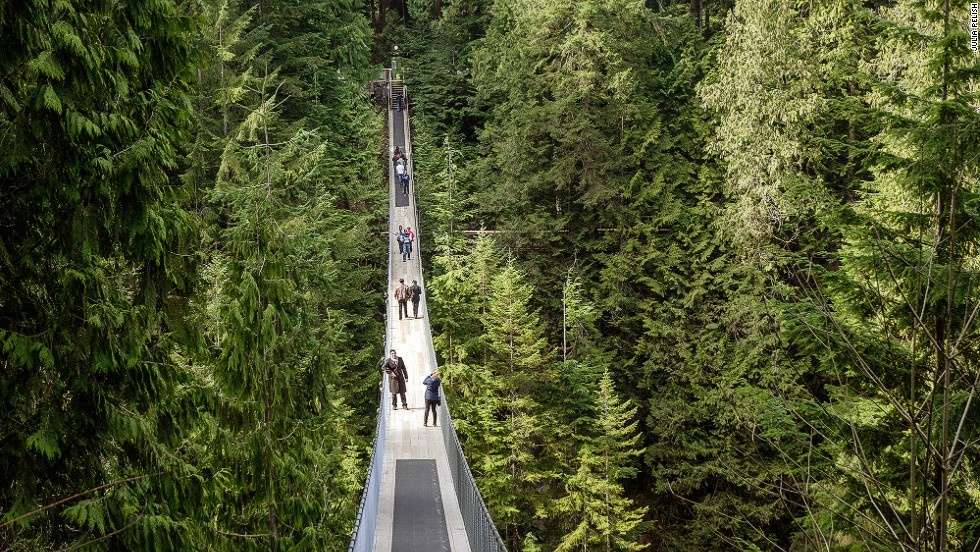Cây cầu Capilano Suspension: Cây cầu nằm trong công viên Capilano Suspension ở bang British Columbia, chỉ mất vài phút nếu đi từ trung tâm thành phố Vancouver. Được xây dựng vào năm 1889, cây cầu dài 137 mét và bắc qua 70 mét trên song Capilano. Cây cầu là một trong những biểu tượng du lịch của Canada, đã xuất hiện trên nhiều chương trình truyền hình của đất nước.