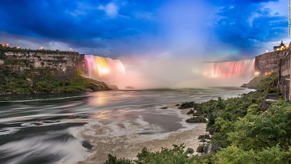 Thác Niagara: Đây là cụm thác bao gồm 3 ngọn thác khác nhau, nằm giữa biên giới của Canada và Mỹ. Thác Houseshoe (trong ảnh) là nổi tiếng nhất. Bạn chỉ cần mất 1 giờ đi từ Toronto, Canada để chiêm ngưỡng những ngọn thác này. 