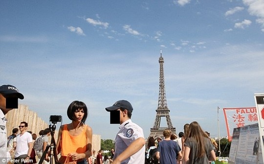 Nu nghe si bi bat vi khoa than gan thap Eiffel hinh anh