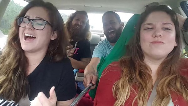 Bị tai nạn trong khi dùng gậy tự sướng: Nhóm 4 bạn trẻ đang vui vẻ cùng hát ca khúc 