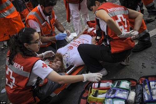 Nhân viên y tế có mặt ngay tại hiện trường.