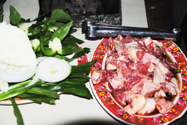 Gù bò được ướp theo công thức riêng, khi nướng có hương vị rất đặc biệt.